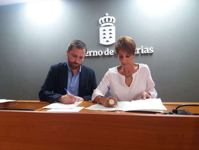 Isaac Castellano y Onalia Bueno, durante la firma del convenio (Foto TA)